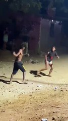 Captan a pareja de hondureños peleando en plena calle