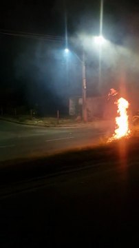 Incêndio atinge vegetação na Estrada do Coco e bombeiros tentam controlar as chamas; veja