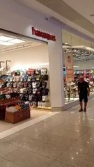 bolsonarista quase quebra a perna tentando lacrar nas lojas havaianas