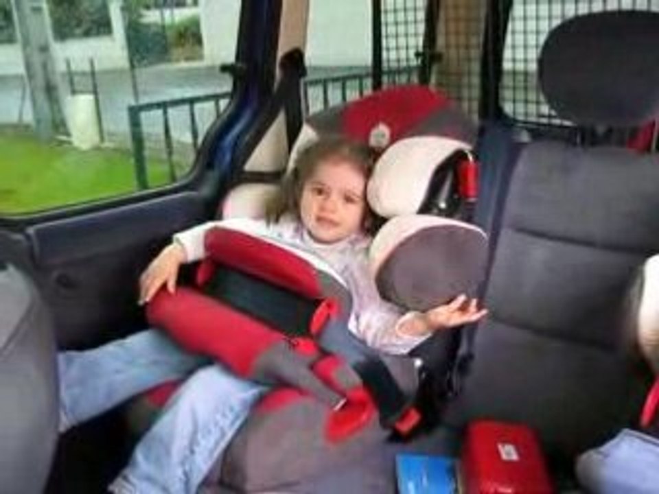 Milan et Coline dans les sièges-auto