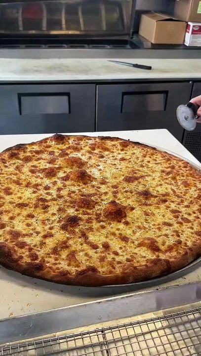 Crispy all white pizza 🤌🏻