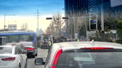 서울 신목동역 인근 버스·화물차 충돌...3명 병원 이송 / YTN