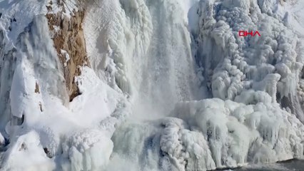 Muradiye Şelalesi buz tuttu