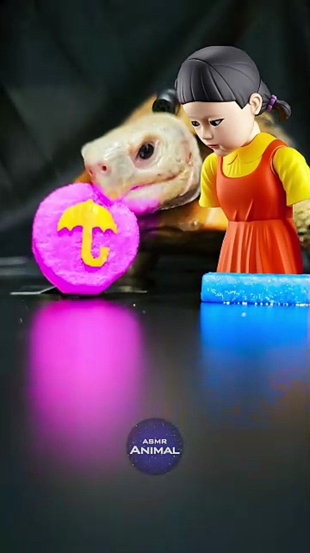 ⁣Squid Game ASMR Mukbang Eating Pink Dalgona Candy