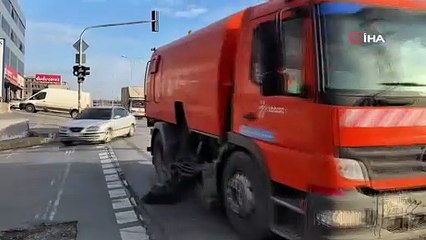 Herkesin yüreği ağzına geldi! Tırın altında burnu bile kanamadan çıktı