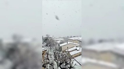 Neve in Toscana, Chianni diventa magica: il paese sotto la fitta nevicata