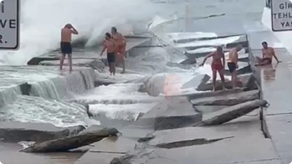 Kadıköy’de dev dalgaların çarptığı 3 yüzücü kayalıklara düştü; bacakları kırıldı