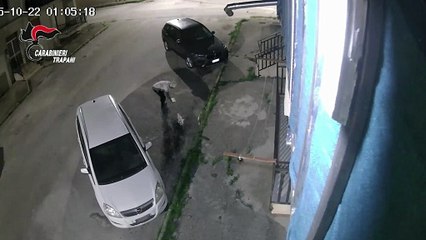 Il video dell'auto data alle fiamme a Calatafimi