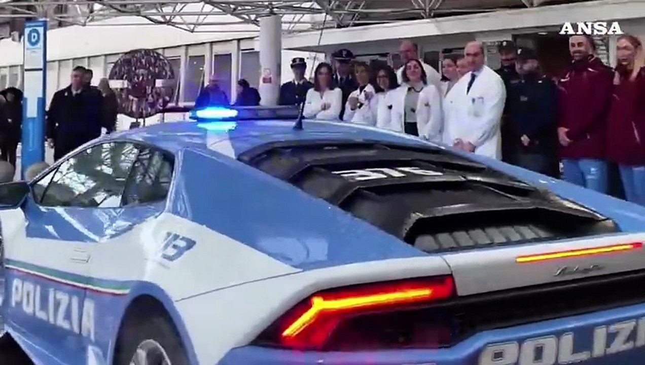 Roma, la Befana della Polizia "atterra" al Gemelli