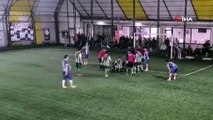 Sahada yürekler ağza geldi: Futbolcunun dili boğazına kaçtı, hakem saniyelerle kurtardı