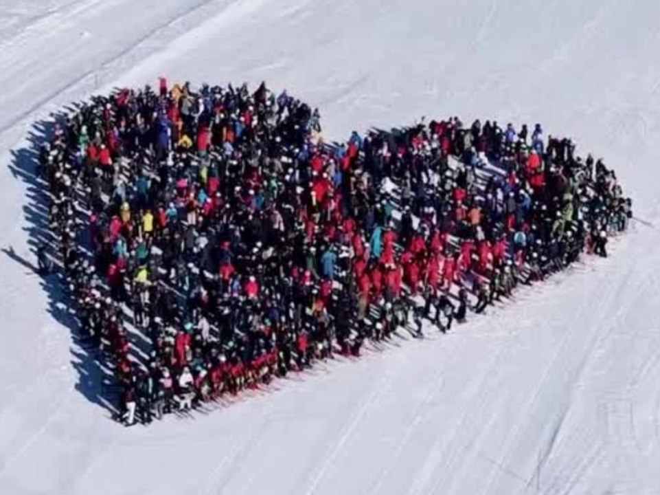 Nach Brandkatastrophe: Skifahrer formen im Gedenken riesiges Herz