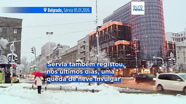 Atrasos, cancelamentos de voos e falhas de energia devido à neve na Europa