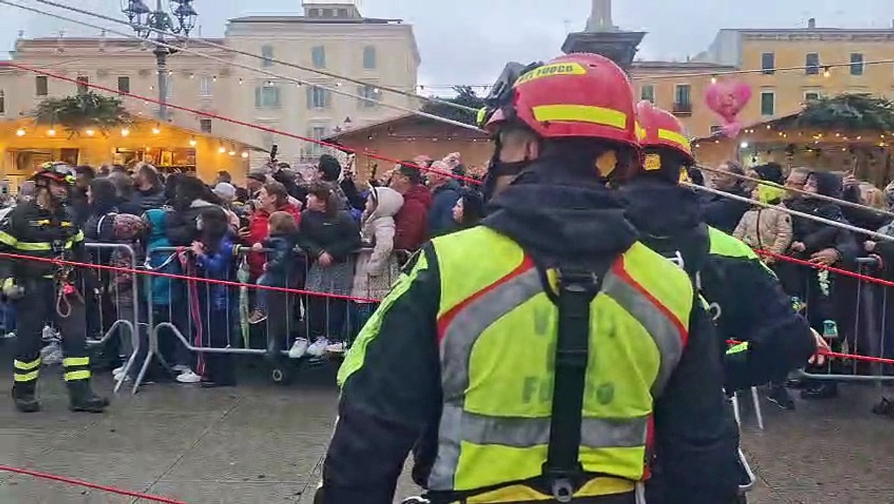 Sassari, piovono caramelle in piazza d'Italia con la befana dei vigili del fuoco