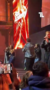 TÉLÉ-LOISIRS - Les élèves chantent leur hymne au showcase de la Star Ac'