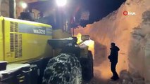 Bu görüntüler Sibirya'dan değil, Türkiye'den! 10 metrelik karda tüneller açarak ilerliyorlar