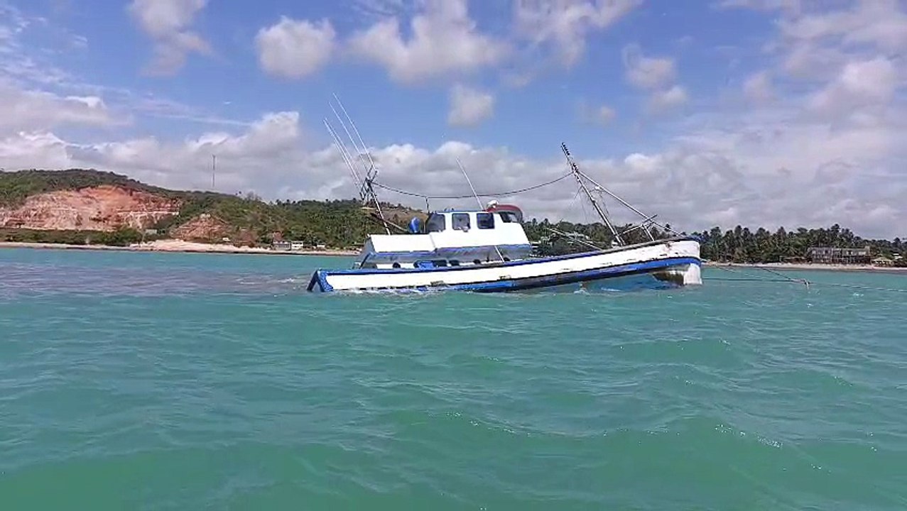 Barco pesqueiro naufraga e provoca vazamento de diesel no mar em Japaratinga
