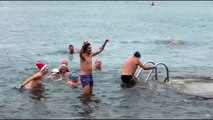 Tuffo dell'Epifania a Livorno: in 15 sfidano il freddo e si buttano in mare