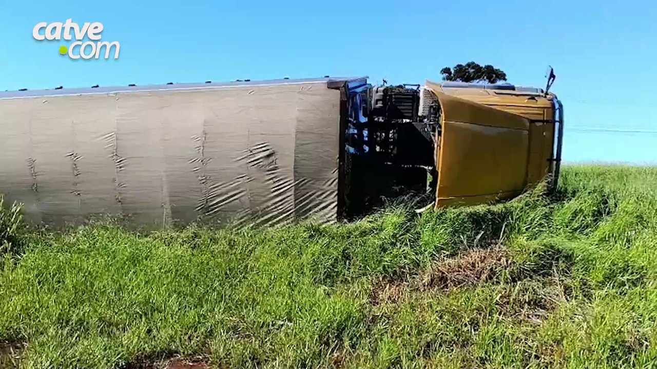 Carreta tomba às margens da BR-163 em Toledo