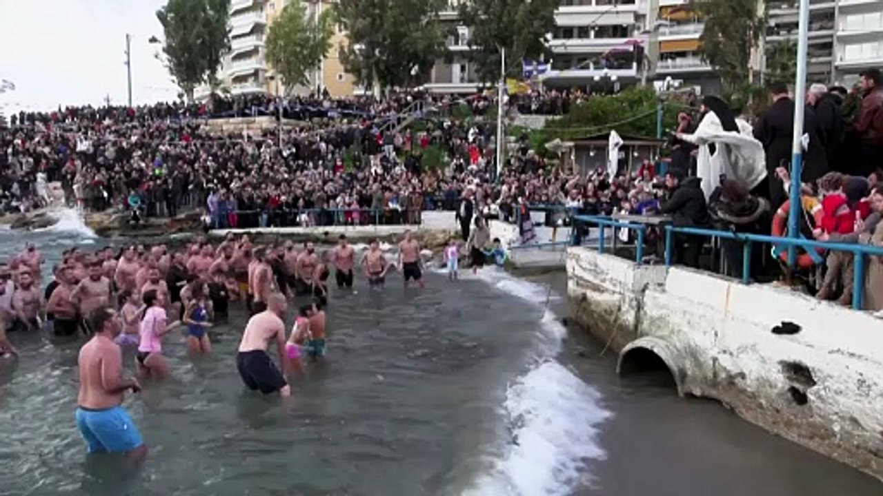 В Греции юноши ныряют за деревянным крестом на Крещение