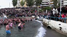 Grécia: mergulham homens jovens para recuperarem cruz de madeira na Epifania