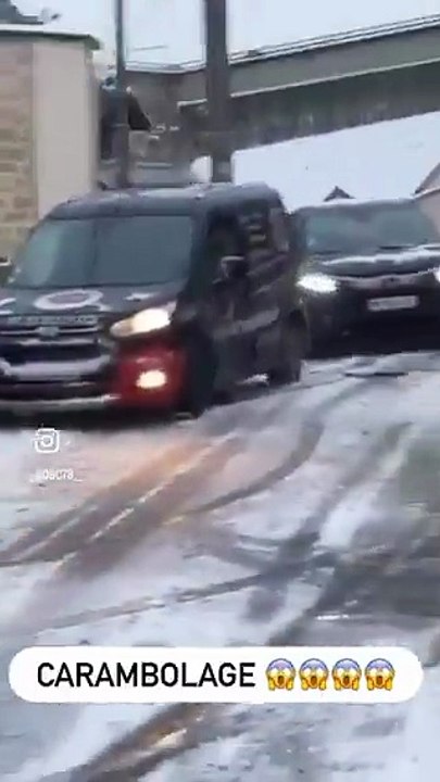 Gros carambolage de plusieurs voitures à cause de la neige