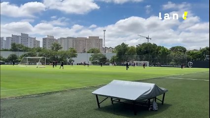 Corinthians realiza treino aberto no CT.