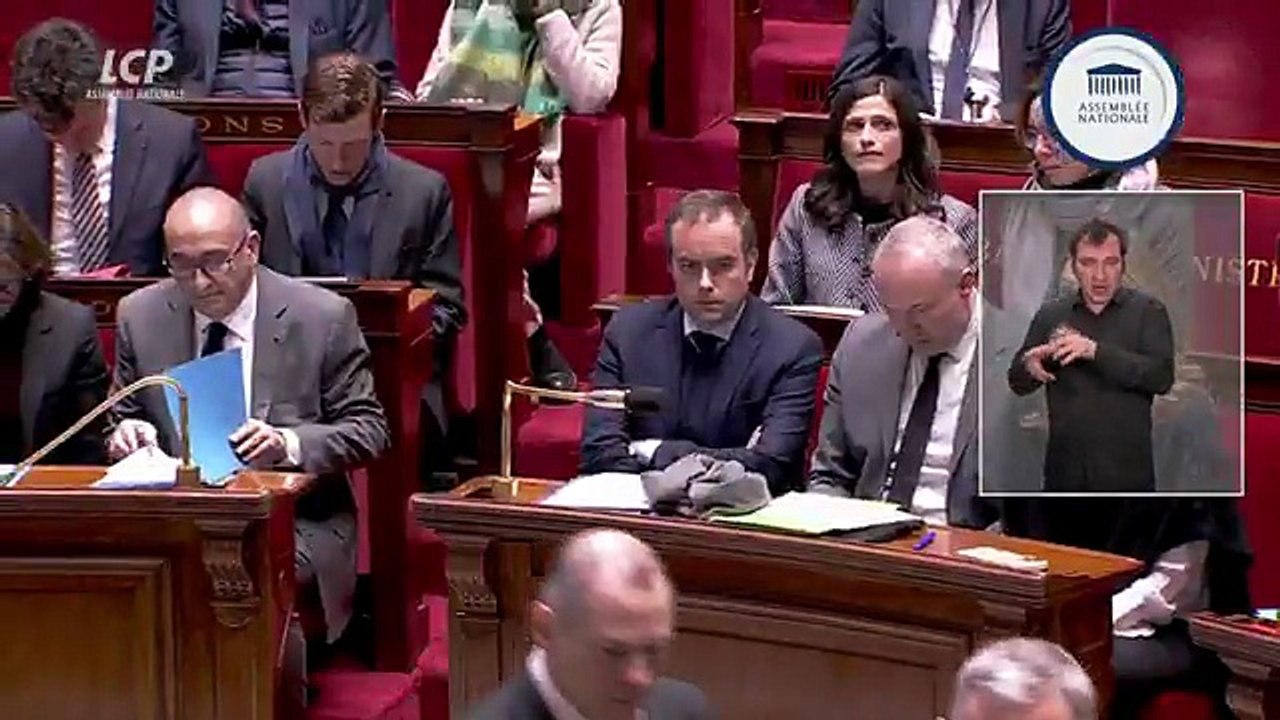 Incendie à Crans-Montana: Les députés et les membres du gouvernement ont adressé leurs "condoléances aux familles endeuillées" avant d'observer une minute de silence à l'Assemblée Nationale