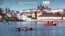 Über 40 Schwimmer trotzen der eisigen Moldau beim Prager Dreikönigsschwimmen
