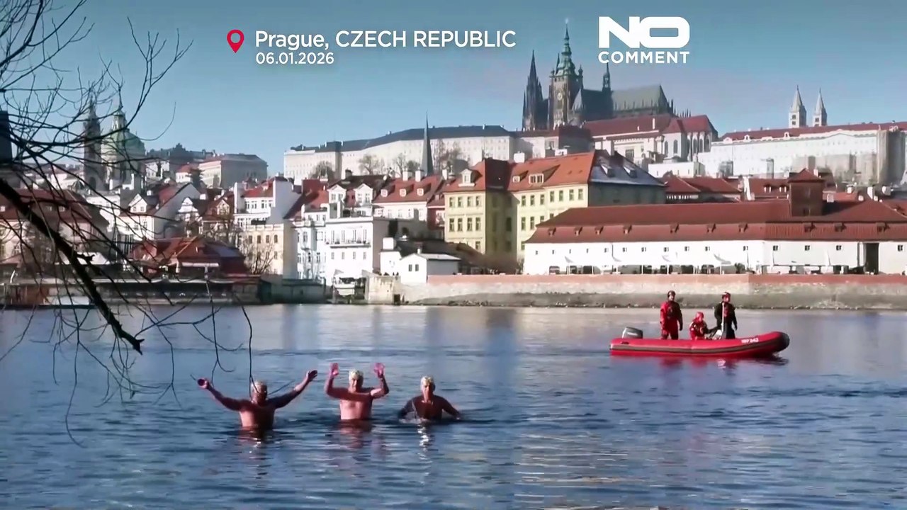 Über 40 Schwimmer trotzen der eisigen Moldau beim Prager Dreikönigsschwimmen