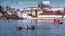 Более 40 пловцов бросили вызов ледяной Влтаве на пражском заплыве Трёх королей