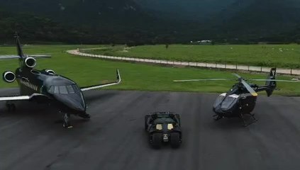 Neymar shows off his millonaire "toys"