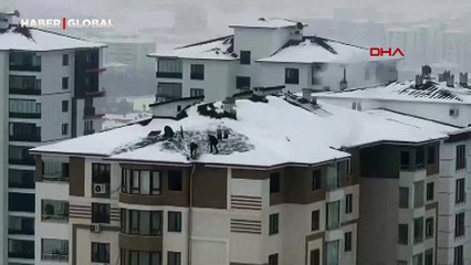 Elazığ’da tehlikeli kar temizliği! Cep telefonu kamerası kaydetti