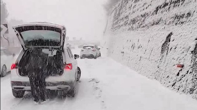 A1 bloccata per la neve, chiuso per ore il casello di Firenze nord