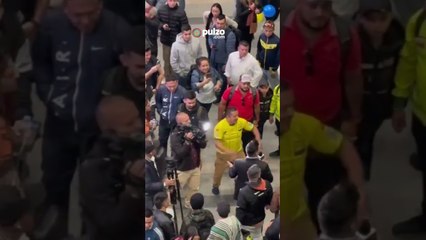 🐆Decenas de hinchas del Bucaramanga esperan con ilusión a su equipo en Aeropuerto El Dorado.