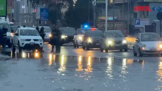 Roma, le immagini dell'esondazione dell'Aniene: allagata la via Tiburtina