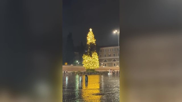 L’albero di Natale di piazza del Popolo spegne le luci «a metà». Cortocircuito causato dalla pioggia?