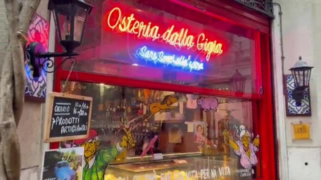 Osteria dalla Gigia a Treviso, ladro entra prima della chiusura e ruba il salvadanaio con le mance: il video del furto