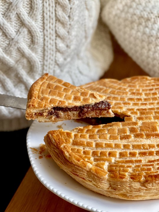 Galette des Rois au Praliné Noisette avec Motif Boule Disco  | Pâte Feuilletée & Praliné Maison
