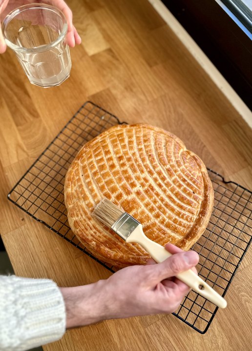 Et si tu faisais un motif boule à facettes sur ta galette des rois ?  | Galette Praliné Noisette