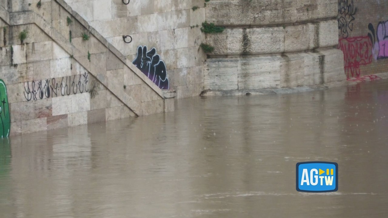 Maltempo, a Roma il fiume Tevere in piena: banchine e monopattini sott'acqua