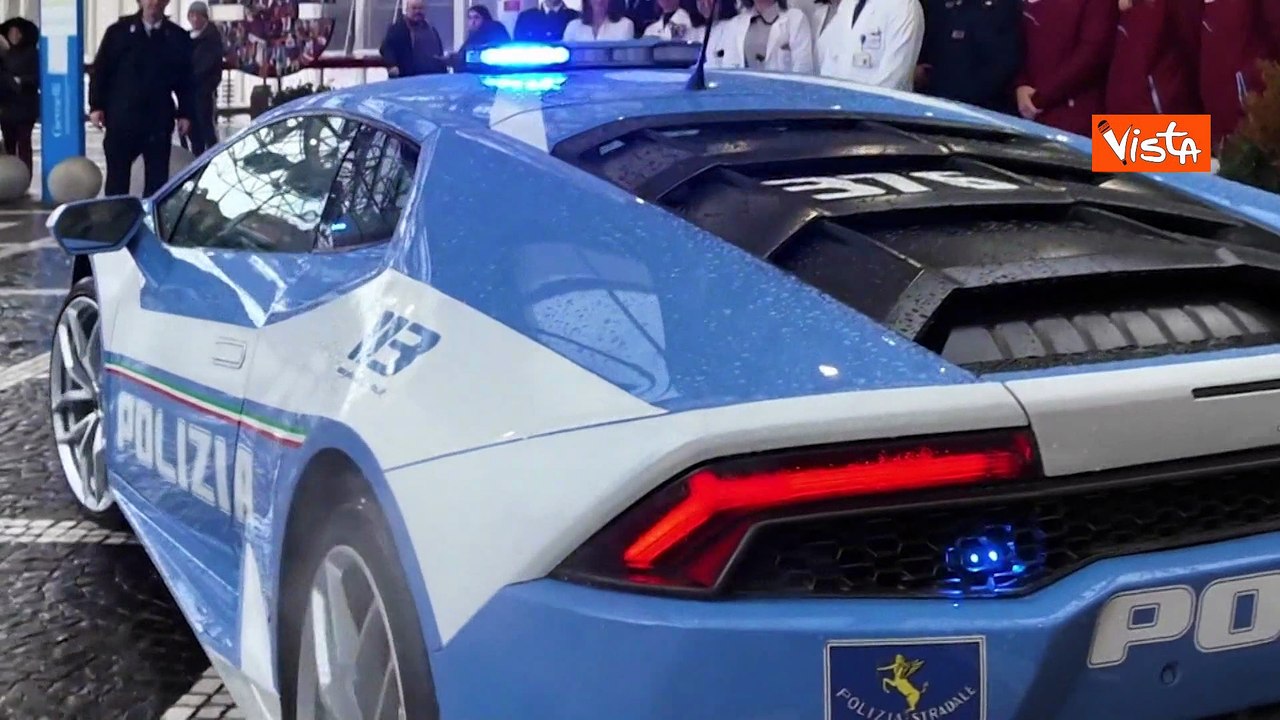 La Befana della Polizia di Stato arriva in Lamborghini all'ospedale Gemelli a Roma
