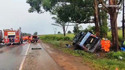 Capotamento de ônibus de viagem deixa 5 mortos em Patos de Minas