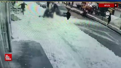 Bitlis'te çatıdan düşen kar ve buz kütlesinin altında kalan kadın öldü