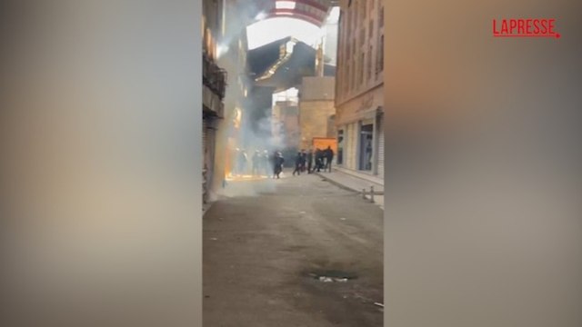 Scontri al Grand Bazaar di Teheran: polizia lancia gas lacrimogeni contro i manifestanti