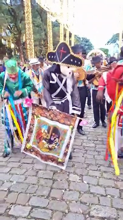 Folia de Reis encerra calendário de fim de ano na praça da Liberdade