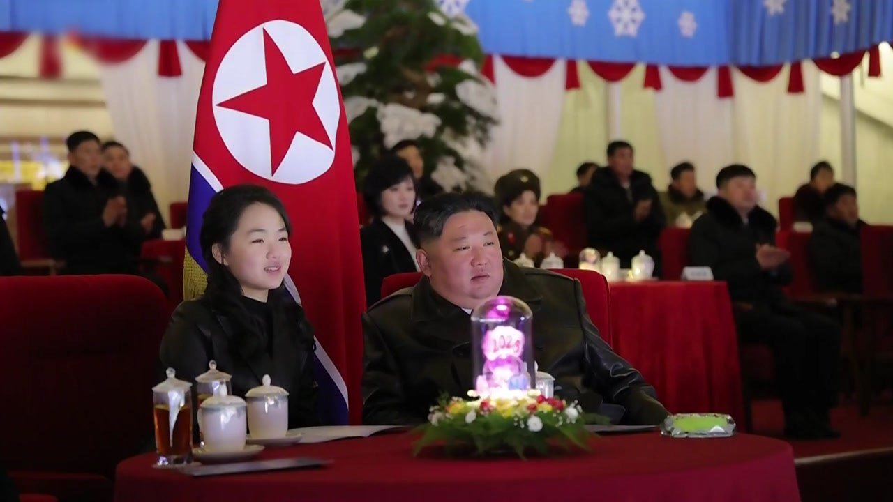 "김정은·주애 과도한 스킨십"...일 매체 '이례적' 지적 [앵커리포트] / YTN