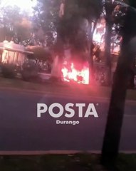 #ÚltimaHora 🚨| Se incendia vehículo en el bulevar Dolores del Río; bomberos controlan la situación 🚒🔥