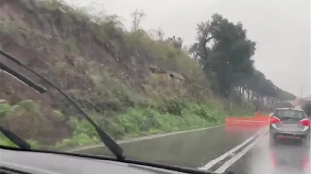 Maltempo: piccola frana sulla via Trionfale, senso unico alternato per un brevissimo tratto e traffico subito in tilt