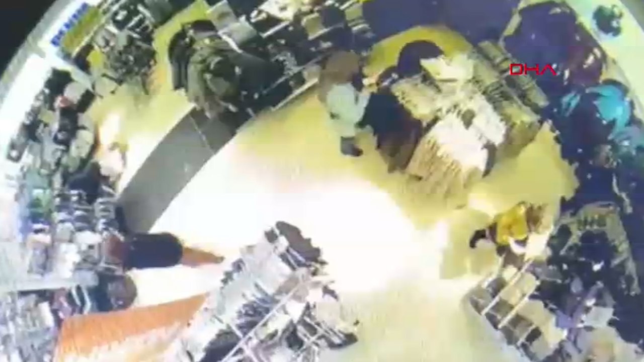 AVM'lerde kılık değiştirip turist gibi davranan hırsızlık şüphelisi 2 kişi yakalandı