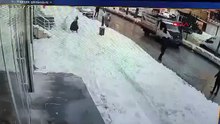 Çatıdan üzerine kar kütlesi düşen Ayşe, hayatını kaybetti